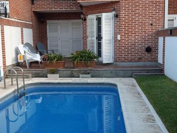 Casa/Duplex 4 ambientes con piscina en venta - Quilmes Residencial-Permuta departamento menor valor