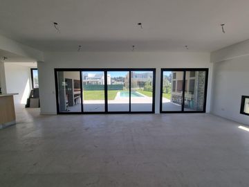 Pilará Casa sobre la laguna | VCO Propiedades