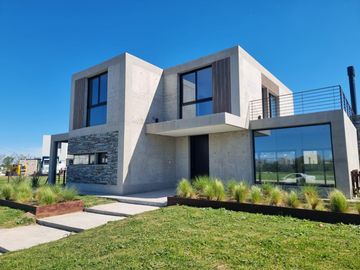 Pilará Casa sobre la laguna | VCO Propiedades