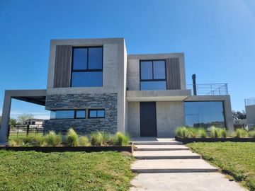 Pilará Casa sobre la laguna | VCO Propiedades