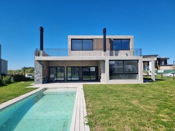 Pilará Casa sobre la laguna | VCO Propiedades