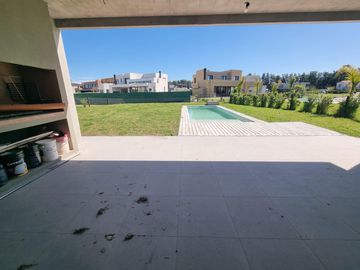 Pilará Casa sobre la laguna | VCO Propiedades