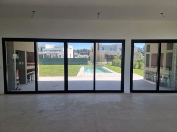 Pilará Casa sobre la laguna | VCO Propiedades