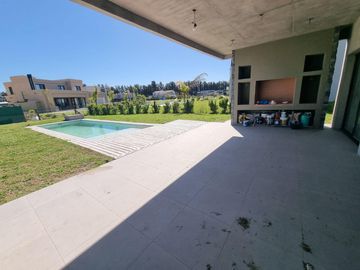 Pilará Casa sobre la laguna | VCO Propiedades