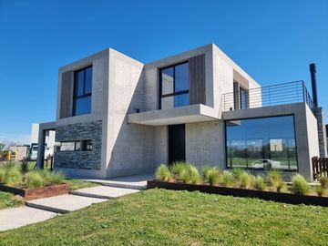 Pilará Casa sobre la laguna | VCO Propiedades