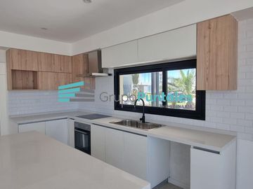 Casa a estrenar con pileta y 4 dormitorios Barrio en Lagos de Canning