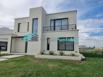 Casa a estrenar con pileta y 4 dormitorios Barrio en Lagos de Canning