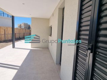 Casa a estrenar con pileta y 4 dormitorios Barrio en Lagos de Canning