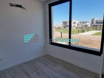 Casa a estrenar con pileta y 4 dormitorios Barrio en Lagos de Canning