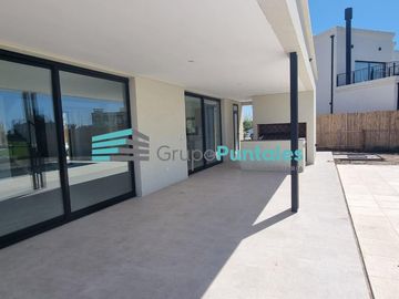 Casa a estrenar con pileta y 4 dormitorios Barrio en Lagos de Canning