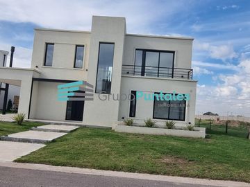 Casa a estrenar con pileta y 4 dormitorios Barrio en Lagos de Canning