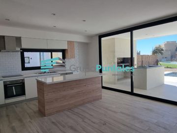 Casa a estrenar con pileta y 4 dormitorios Barrio en Lagos de Canning