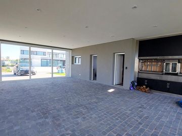 Casa en venta 4 ambientes doble lote en Greenville Hudson Berazategui
