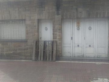 Casa  con lote de 8,66 x 46,5 con dos viviendas  - Sarandi