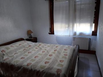 Casa en excelente estado,, 4 ambientes, cocheras, jardin-en venta. Toma menor valor