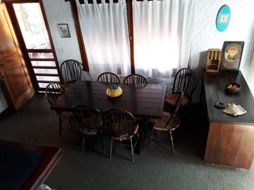 Casa en excelente estado,, 4 ambientes, cocheras, jardin-en venta. Toma menor valor