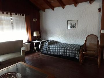 Casa en excelente estado,, 4 ambientes, cocheras, jardin-en venta. Toma menor valor
