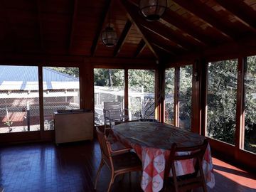 Casa en excelente estado,, 4 ambientes, cocheras, jardin-en venta. Toma menor valor