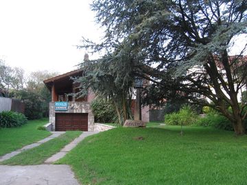 Casa en excelente estado,, 4 ambientes, cocheras, jardin-en venta. Toma menor valor