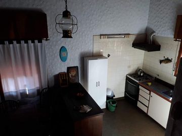 Casa en excelente estado,, 4 ambientes, cocheras, jardin-en venta. Toma menor valor