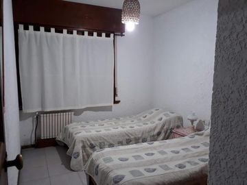 Casa en excelente estado,, 4 ambientes, cocheras, jardin-en venta. Toma menor valor