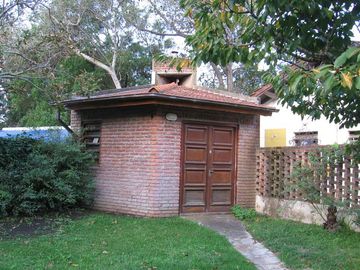 Casa en excelente estado,, 4 ambientes, cocheras, jardin-en venta. Toma menor valor