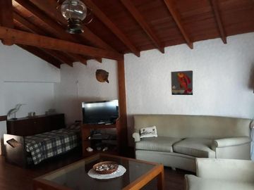 Casa en excelente estado,, 4 ambientes, cocheras, jardin-en venta. Toma menor valor