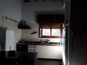 Casa en excelente estado,, 4 ambientes, cocheras, jardin-en venta. Toma menor valor