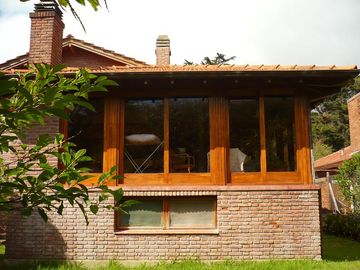 Casa en excelente estado,, 4 ambientes, cocheras, jardin-en venta. Toma menor valor