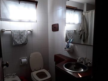 Casa en excelente estado,, 4 ambientes, cocheras, jardin-en venta. Toma menor valor