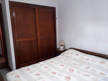 Casa en excelente estado,, 4 ambientes, cocheras, jardin-en venta. Toma menor valor