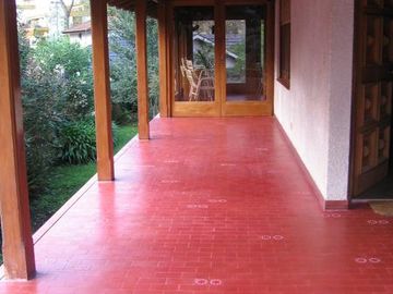 Casa en excelente estado,, 4 ambientes, cocheras, jardin-en venta. Toma menor valor