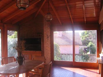 Casa en excelente estado,, 4 ambientes, cocheras, jardin-en venta. Toma menor valor