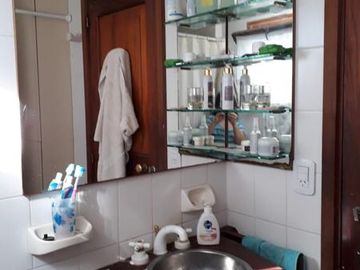 Casa en excelente estado,, 4 ambientes, cocheras, jardin-en venta. Toma menor valor