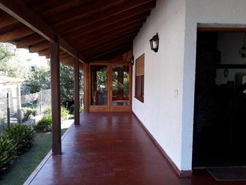 Casa en excelente estado,, 4 ambientes, cocheras, jardin-en venta. Toma menor valor