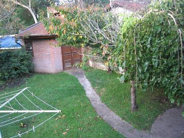 Casa en excelente estado,, 4 ambientes, cocheras, jardin-en venta. Toma menor valor