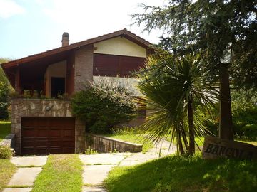 Casa en excelente estado,, 4 ambientes, cocheras, jardin-en venta. Toma menor valor