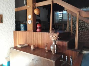 Casa en excelente estado,, 4 ambientes, cocheras, jardin-en venta. Toma menor valor