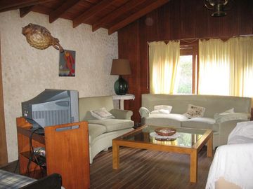 Casa en excelente estado,, 4 ambientes, cocheras, jardin-en venta. Toma menor valor