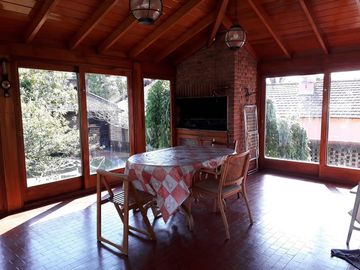 Casa en excelente estado,, 4 ambientes, cocheras, jardin-en venta. Toma menor valor