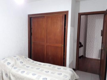 Casa en excelente estado,, 4 ambientes, cocheras, jardin-en venta. Toma menor valor