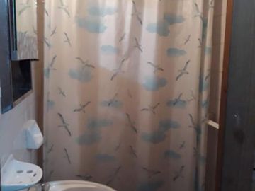 Casa en excelente estado,, 4 ambientes, cocheras, jardin-en venta. Toma menor valor