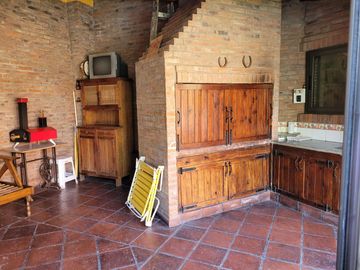 Chalet 4 ambientes con parque y piscina a la venta - Ituzaingó Norte