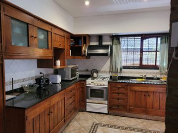 Chalet 4 ambientes con parque y piscina a la venta - Ituzaingó Norte