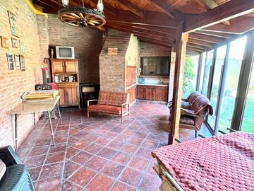 Chalet 4 ambientes con parque y piscina a la venta - Ituzaingó Norte