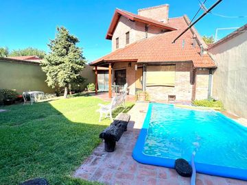 Chalet 4 ambientes con parque y piscina a la venta - Ituzaingó Norte