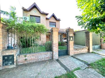 Chalet 4 ambientes con parque y piscina a la venta - Ituzaingó Norte