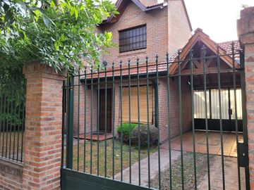 Chalet 4 ambientes con parque y piscina a la venta - Ituzaingó Norte