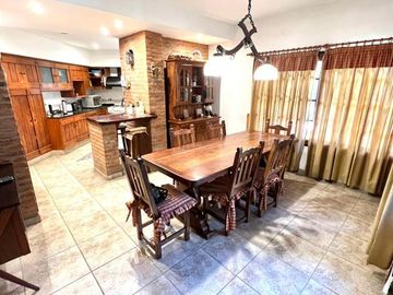 Chalet 4 ambientes con parque y piscina a la venta - Ituzaingó Norte