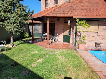 Chalet 4 ambientes con parque y piscina a la venta - Ituzaingó Norte